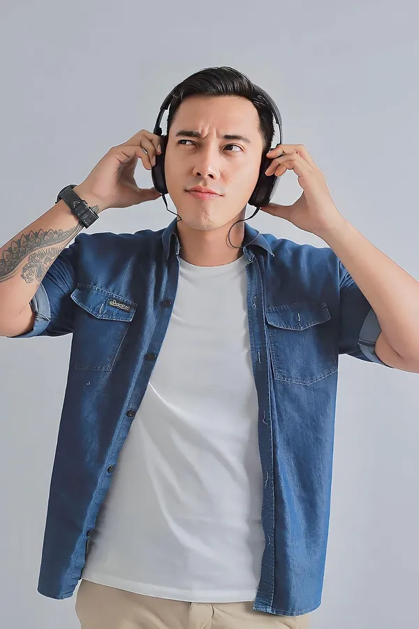 Mavi Denim Gömlek ve Beyaz Tişört